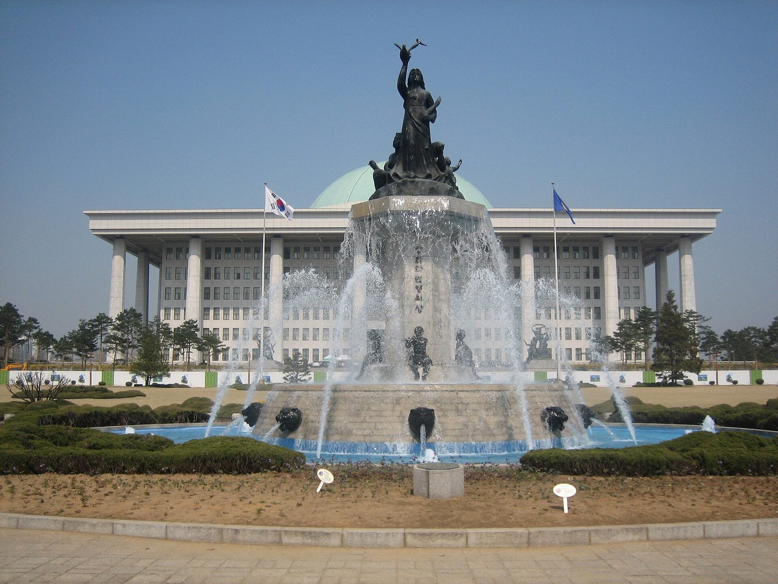 Fountain and statue with a domed government building directly behind, Seoul