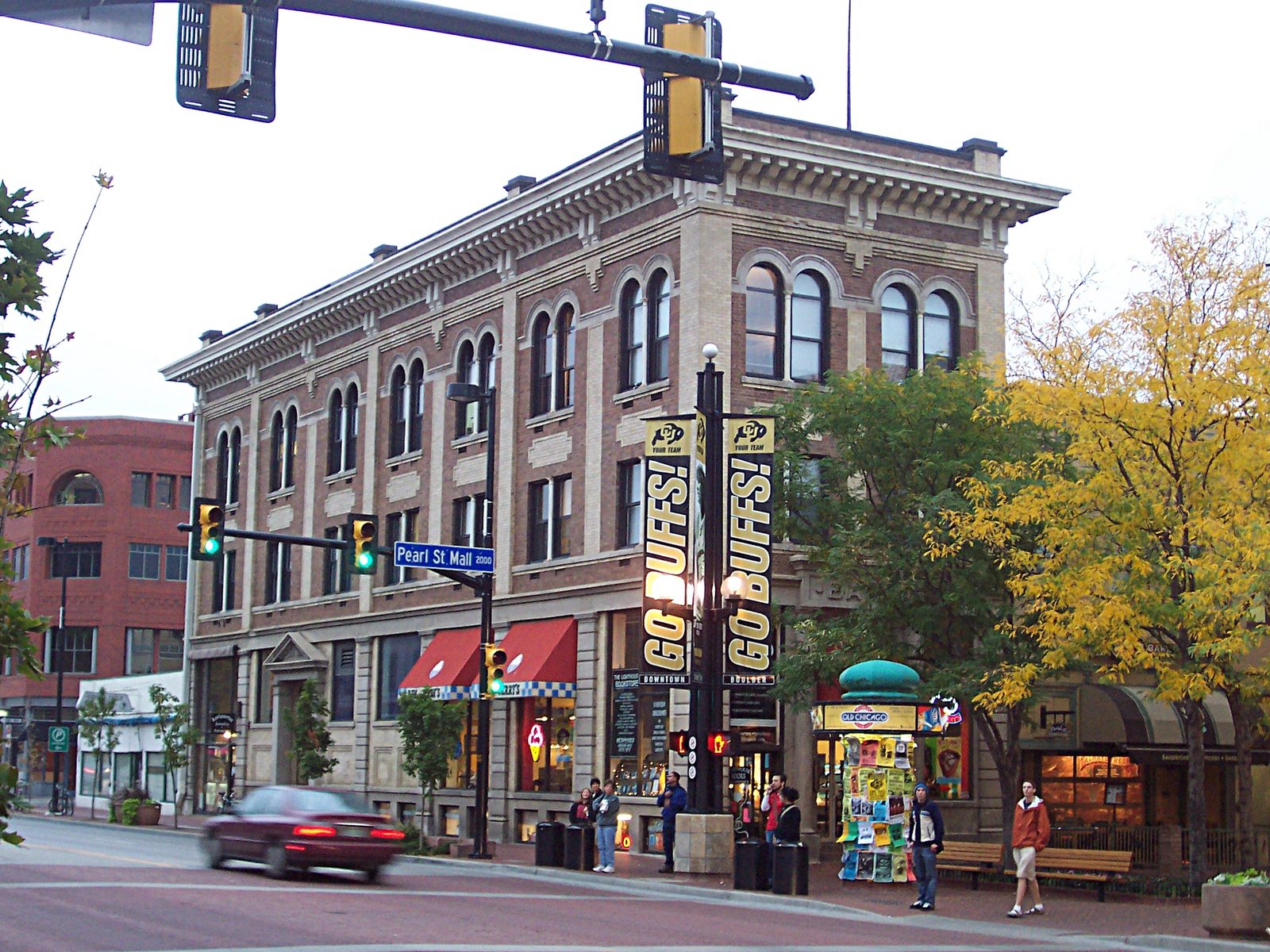 Corner of Pearl Street Mall, shops, pedestrians, traffic, 'Pearl St Mall' sign, Pearl Street Mall