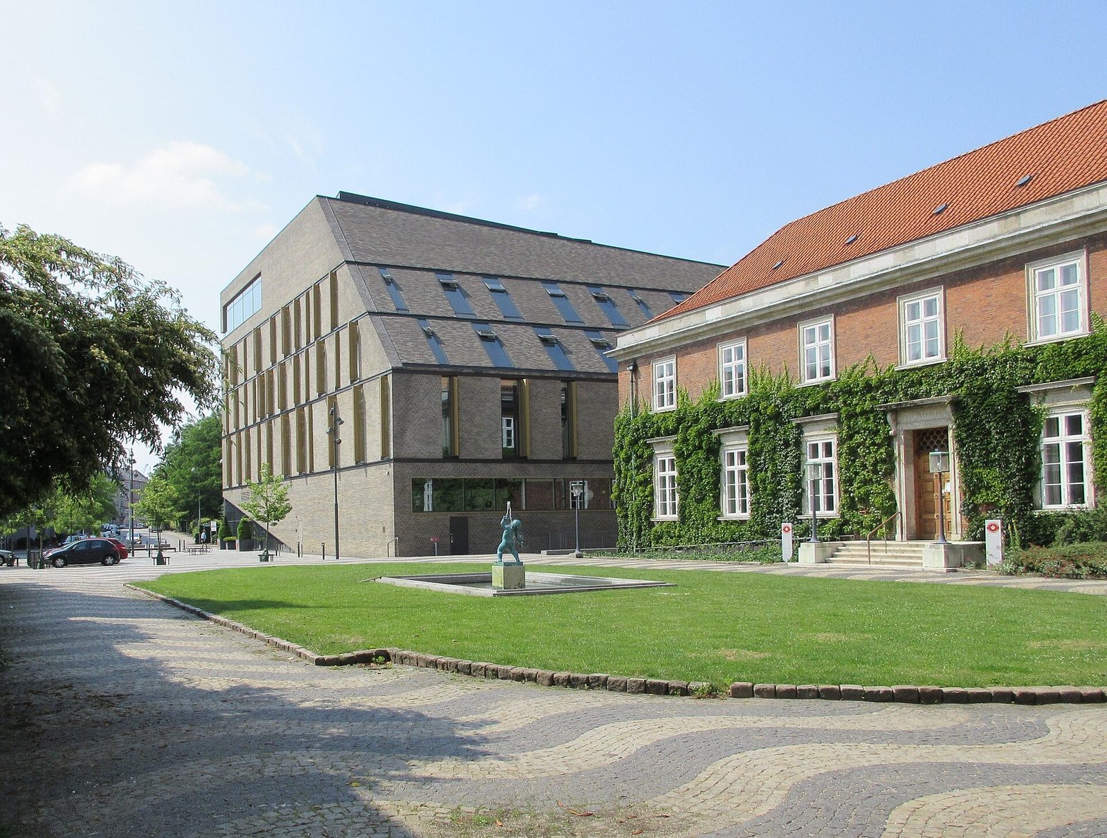 Courthouse with modern extension, lawn and small fountain, Copenhagen
