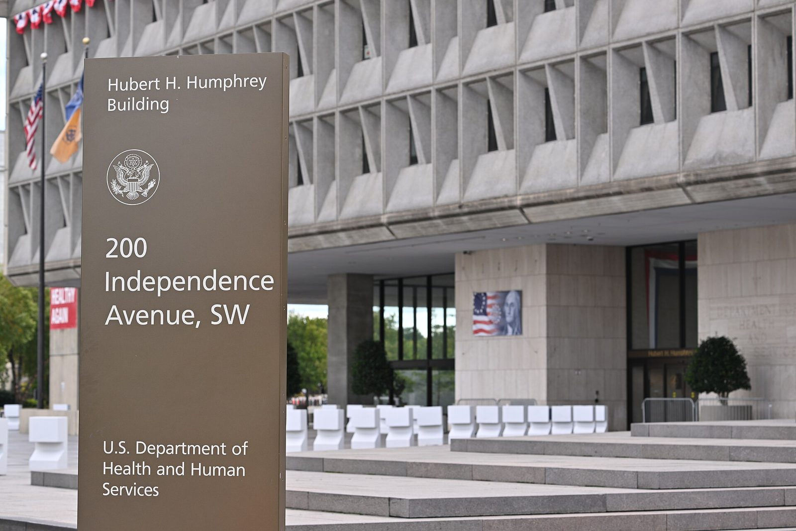 Sign reading 200 Independence Avenue SW, HHS Hubert H. Humphrey building behind